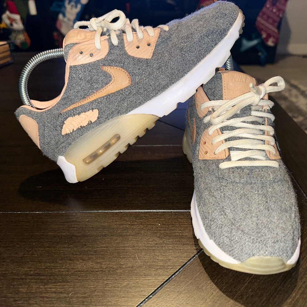 Nike Women's Gray and Tan Athletic Shoes